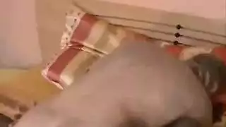 أصابع شابة عميقة في حركات مهبلية