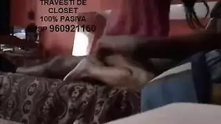 اختناق على قضيب اصطناعي سميك والتوسل للحصول على سائل منوي على وجهها