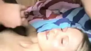 ثنائي شاب يصوران نفسيهما وهما يمارسان الجنس بكل وضع مثير