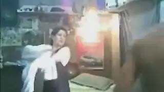 مشهد إباحي: البواب والمطلقة المحجبة يتبادلان القذف على السلم