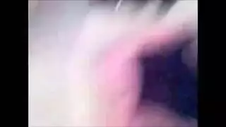 عاهرة عربية ساخنة تظهر ثدييها الضخمين وتتم ممارسة الجنس معها بقوة في فيلم إباحي