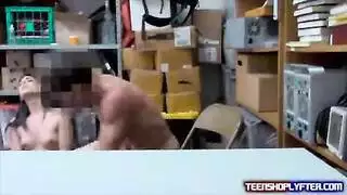 فتاتان تمتلئ مؤخرتهما على مكتب الضابط