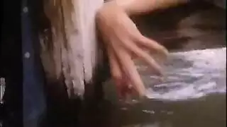 تتعرى في المياه لكي يرسمها وينزل معها لممارسة الجنس الساخن في مشهد إباحي رهيب