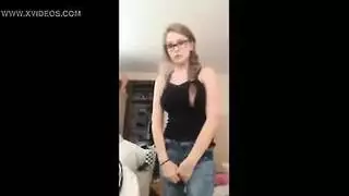 يخرج زبه في النقل العام وهو يصور