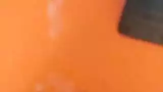 تدليك انتصاب ضخم على فتاة تُمارس معها الجنس وتُرشق بالمني