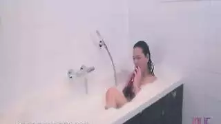 شيميل ينيك صاحبتها في الحمام
