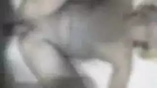 يفعل لها ماساج