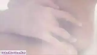 إصبعي الكس المحلوق الناعم: الفتاة تجعل نفسها ترتعش