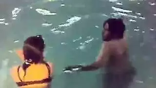 فيلا فاخرة لتبادل الأزواج: زوجات كويتيات تمتلئ مهودهن بجانب المسبح