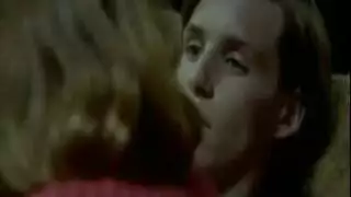 أم شقية لا تقاوم قضيب ابنها في الخلوة