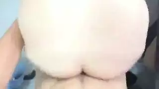 الرئيس يأخذ سكرتيرته من الخلف في فيلم إبني عنيف بالمكتب