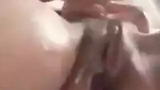 امرأة شقراء قرنية في جوارب سوداء مثيرة تستخدم لعبة جنسية واحدة بينما تمارس الجنس بشدة