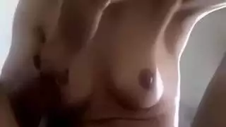 جزائرية تعرض لعشيقها