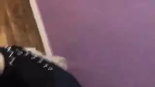 امرأة جميلة في الحجاب تمتص الديك