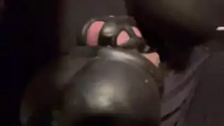 علق مسمار في الأسود يصبح غريبًا مع مؤخرته وهزازه