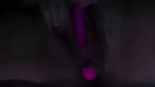 الاصبع يمارس الجنس مع بوسها ضيق قبل السرير