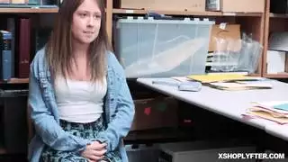 مارس الجنس كس شقراء على المكتب