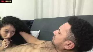 اللسان العميق الحلق مع سافيرا مراهقة الساخنة والثدي الطبيعي لها