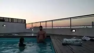 كومينغ كثيرا في حمام السباحة عند غروب الشمس