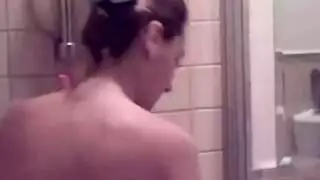 سكس حمامات لفتاة تستحم عارية و تلعب بكسها بحرارة