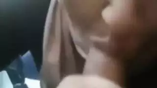 زوجة محجبة تمص الزب في السيارة حتى يقذف في بلعومها