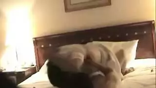 موزة سعودية صغيرة تتناك من امير سعودي علي السرير!