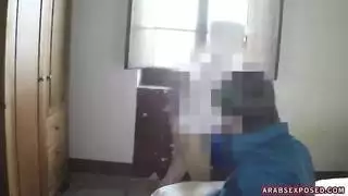 الفتاة العربية الجميلة تمتصه نقدا