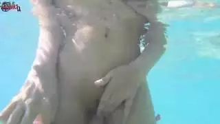 تلعب سيزي مع بوسها تحت الماء في شرم الشيخ