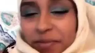 لبوه اوى سمرا وهايجه من اسوان كسها مولع بتريحه بطريقتها