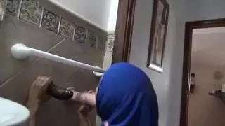 يريد عاهرة المسلمين الناضجة ممارسة الجنس في المراحيض العامة