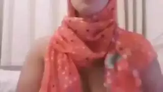 الحجاب العربي الناضج يظهر التعري
