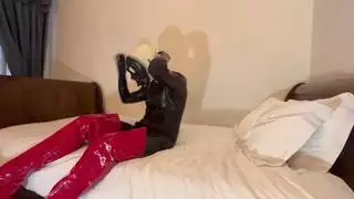 آلهة اللاتكس المغطاة بنائب نائب الرئيس في أحذية حمراء