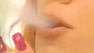 امرأة مفلس تدخن سيجارة وتبتسم