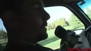 اللسان وممارسة الجنس بارد من قبل شقراء في السيارة