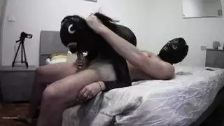 لورا الغريبة في الكعب: جبهة مورو الحسية مع الديك الكبير الحلق العميق وعمل نائب الرئيس على الملابس المثيرة