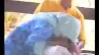 بنت محجبة بلوجوب في الطبيعة