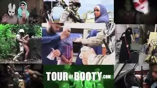 جولة من الغنائم يتم ملاحظة أرضية مسلمة كاسحة من قبل جندي أمريكي قرنية
