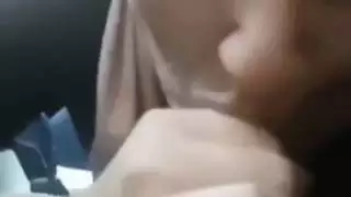 زوجة محجبة ترضع الزب في السيارة