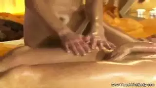 التدليك التركي يجعل قضيبه أكثر صعوبة