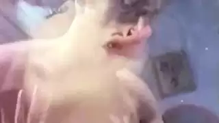 زوجة قرنية في ثوب الليل الوردي مارس الجنس