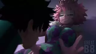 شقراء متعرج تمنع ثديها الساحر والحمار المستديرة