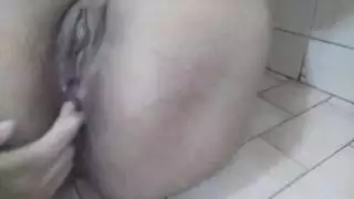 الأم العربية المسلمة الحقيقية في استمناء الشرج الحجاب إلى النشوة الجنسية وإصبع الحمار على كاميرا الويب