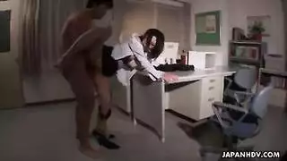 سيدة مكتب يابانية قرنية تمارس الجنس أمام موظفيها أثناء نزهة الشركة