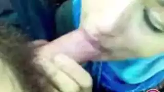 مراهقة عربية تمص قضيب مثل شرموطة