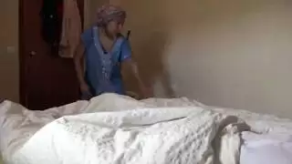 خادمة فندق مسلم تشعر بالانزعاج عندما ترى صاحب الديك الأسود الكبير