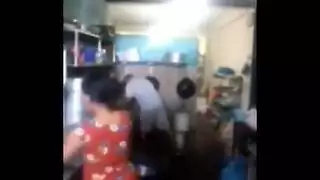 عجوز سريلانكي ينيك زوجة ابنه في المطبخ