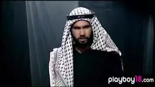الأمير العربي يبحث عن عبيد جنسي كبير في أمريكا
