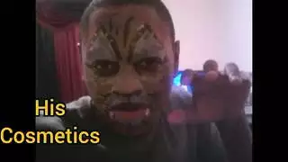 الهالوين الثلاثي في ​​الهواء الطلق يضم سباحين مجهولين مع شامات الجلد