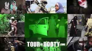 جولة في الغنائم تحليت العرب العرب الفتاة تسلية الجنود لبعض المال السهل