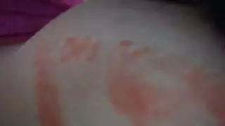 الدكر الزبير فاشخ كسها بزيره ويكتب على جسمها عشان يرضى متابعين نياكتهم